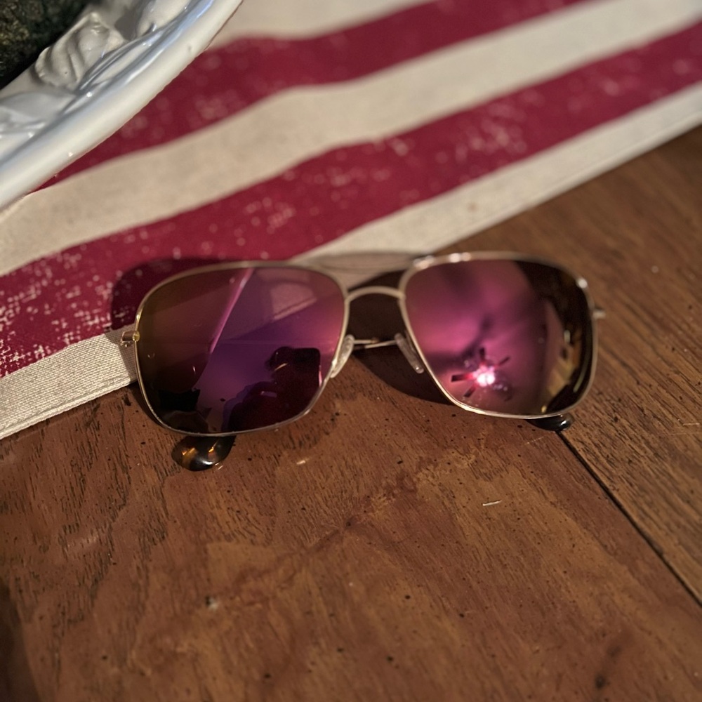 Stylish Gold Sunglasses with Pink Lenses
